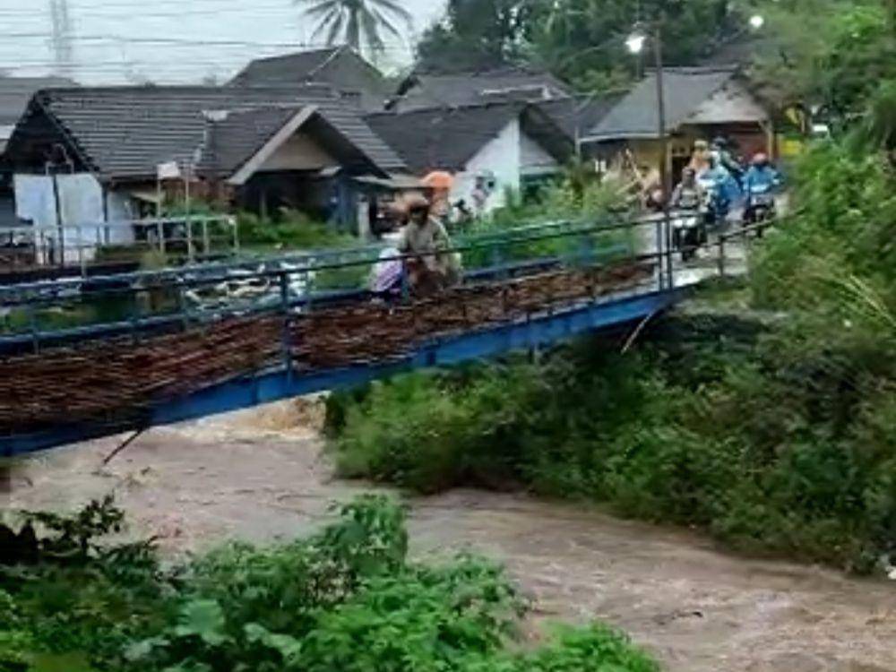 Jembatan darurat pengganti jembatan yang dulunya putus di wilayah Kalibaru Banyuwangi. (FOTO: dokumentasi warga/ Pusdalops BPBD Banyuwangi)