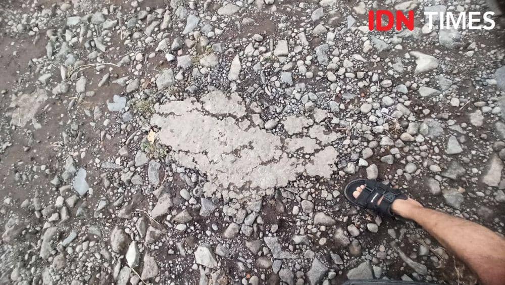 Jalan Rusak di Banyuwangi: Didatangi Caleg, Diberi Janji, Ditinggal