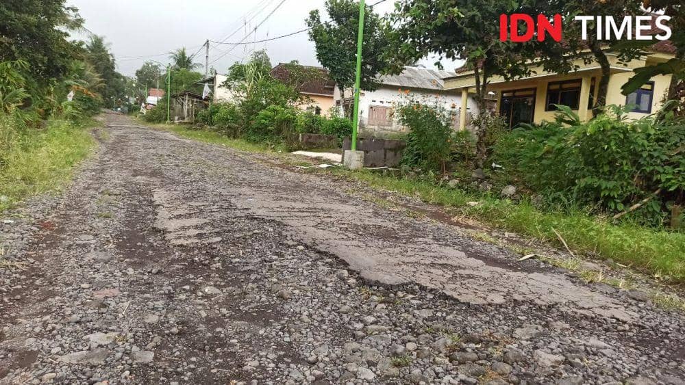 Jalan rusak di Banyuwangi wilayah Barat. (FOTO: IDN Times/ Agung Sedana)
