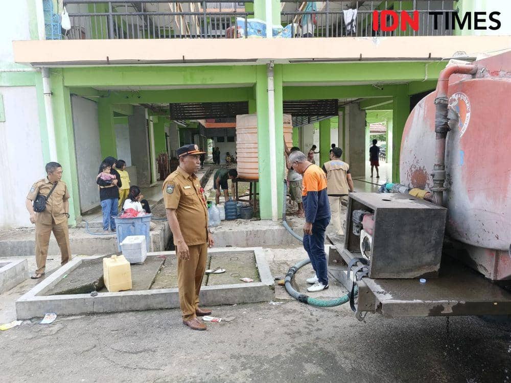 Foto jajaran BPBD Kota Bima saat proses distribusi air ke warga (Dok/BPBD Kota Bima)
