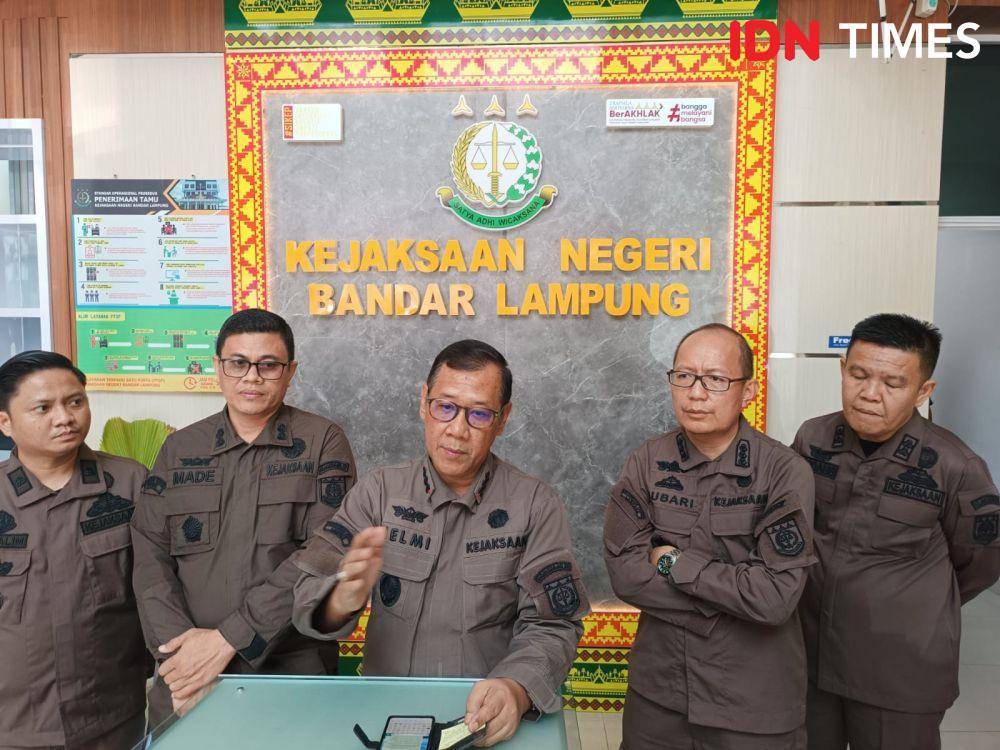 Pelimpahan tahap II tersangka Wawan Kurniawan ke Kejari Bandar Lampung. (IDN Times/Tama Yudha Wiguna).
