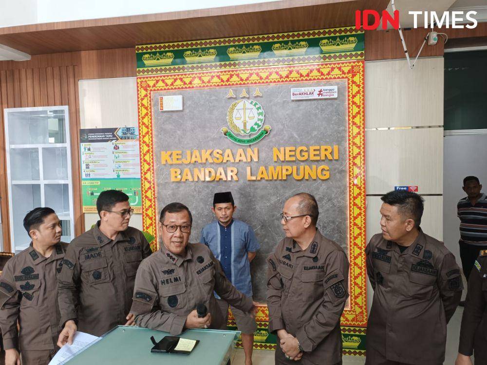 Pelimpahan tahap II tersangka Wawan Kurniawan ke Kejari Bandar Lampung. (IDN Times/Tama Yudha Wiguna).
