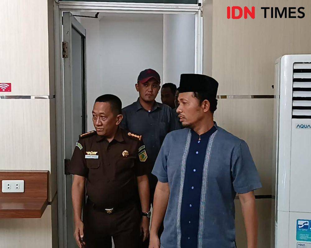 Pelimpahan tahap II tersangka Wawan Kurniawan ke Kejari Bandar Lampung. (IDN Times/Tama Yudha Wiguna).