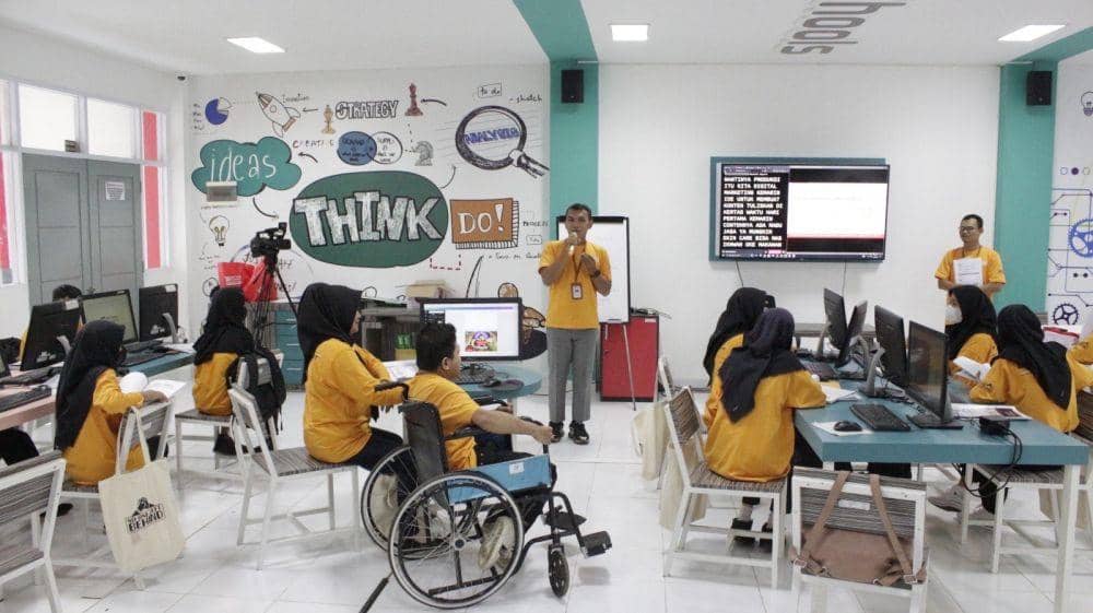 Suasana pelaksanaan program Pelatihan Teknologi Informasi dan Komunikasi (TIK) bagi  penyandang disabilitas yang diselenggarakan oleh Telkom bersama Yayasan Pendidikan Telkom di SMK Telkom Purwokerto. (Dok. Telkom)