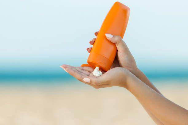 Ilustrasi menuang sunscreen (Istockphoto.com/bymuratdeniz)