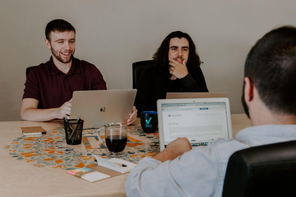 ilustrasi meeting di kantor (unsplash.com/Kaleidico)