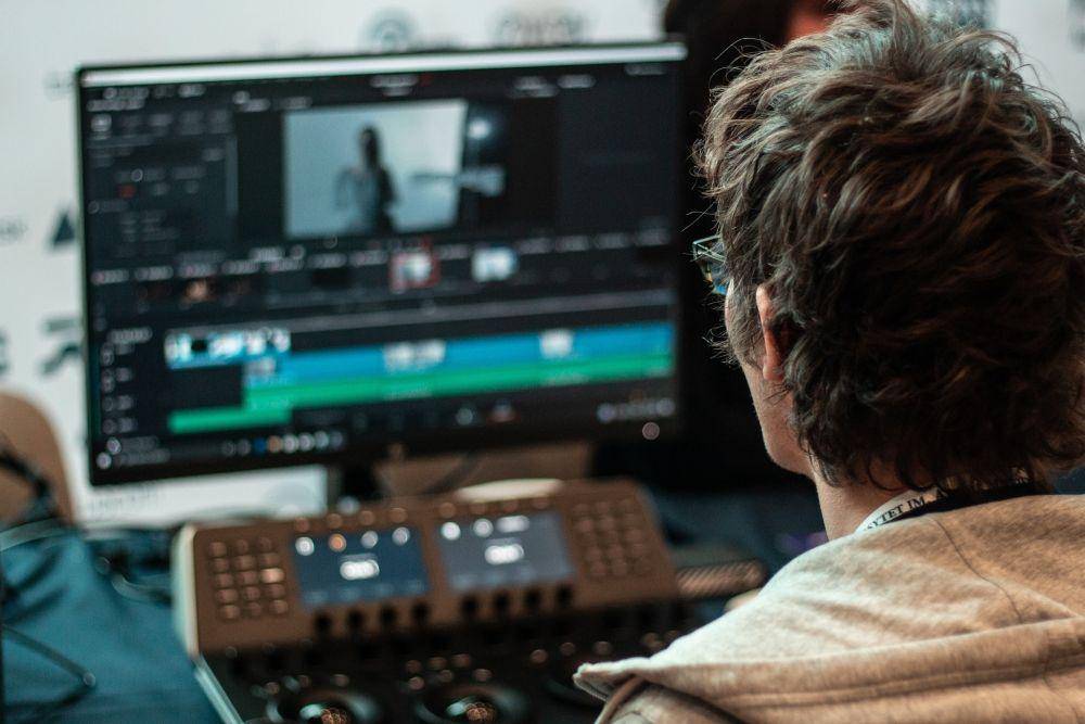 ilustrasi video editor (pixabay.com/TheArkow)