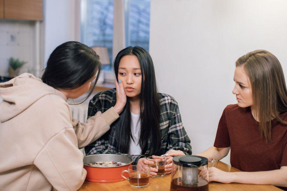 ilustrasi curhat dengan sahabat (pexels.com/Alena Darmel)
