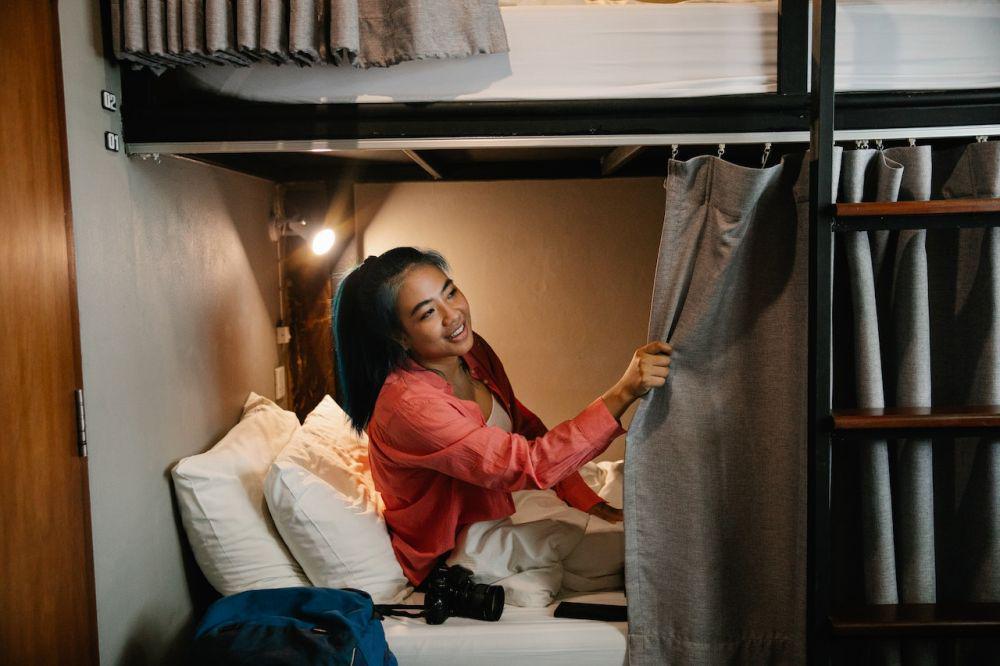 ilustrasi tempat tidur saat traveling (pexels.com/George Pak)