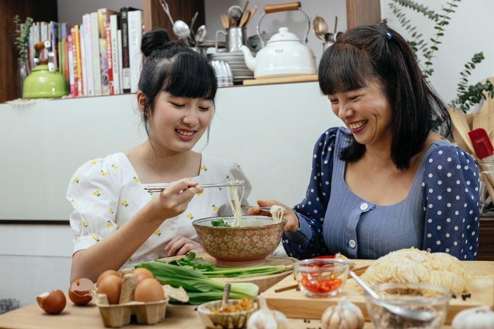 ilustrasi makan bersama teman (pexels.com/Katerina Holmes)