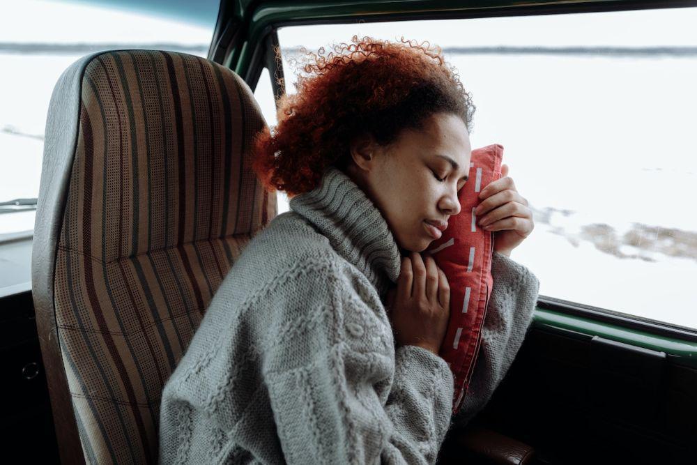 ilustrasi tidur di perjalanan (pexels.com/Thirdman)