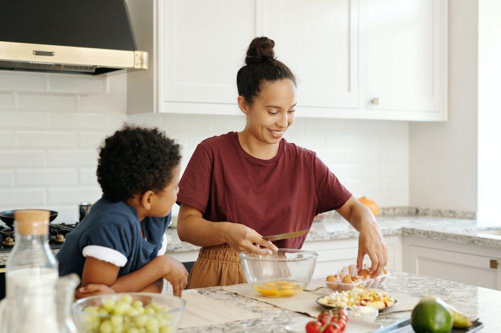 ilustrasi ibu memasak (pexels.com/Vanessa Loring)