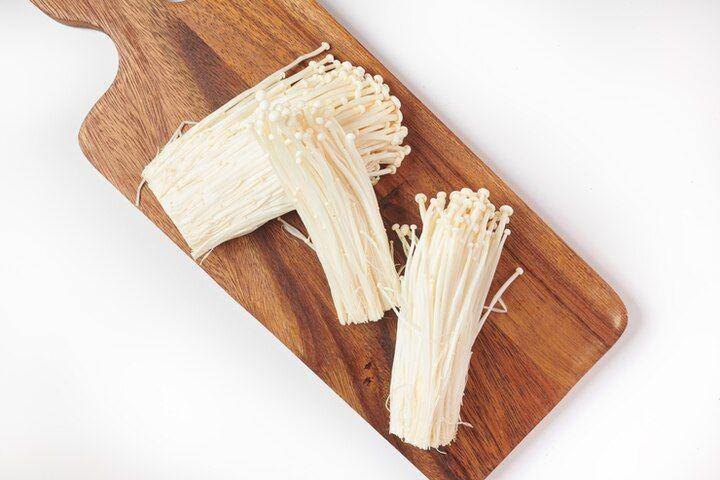 jamur enoki (freepik.com/jcomp)