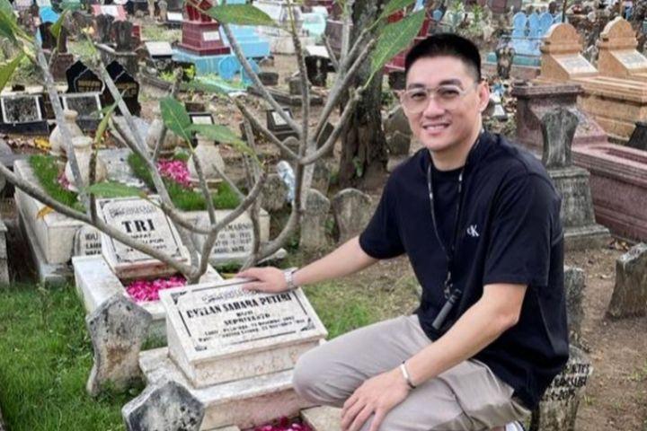 7 Potret Ifan Seventeen Ziarah ke Makam Almarhumah Dylan Sahara
