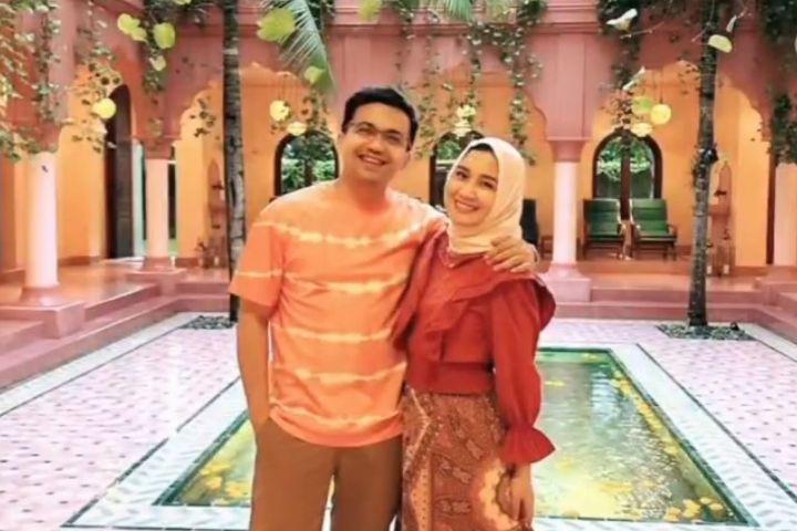 7 Potret Sahrul Gunawan dan Dine Mutiara Honeymoon di Bali, Romantis!