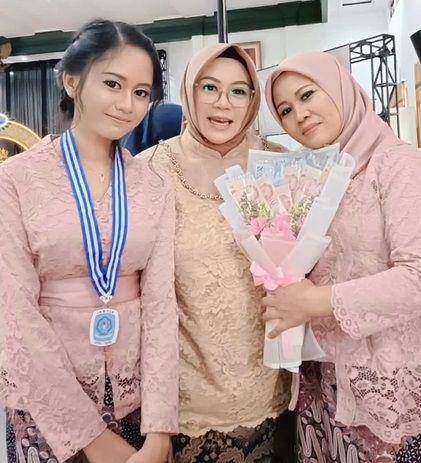 potret Sus Rini hadiri acara perpisahan sekolah sang anak (instagram.com/riniperdiyanti)