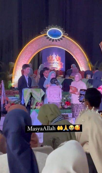 potret Sus Rini hadiri acara perpisahan sekolah sang anak (instagram.com/riniperdiyanti)