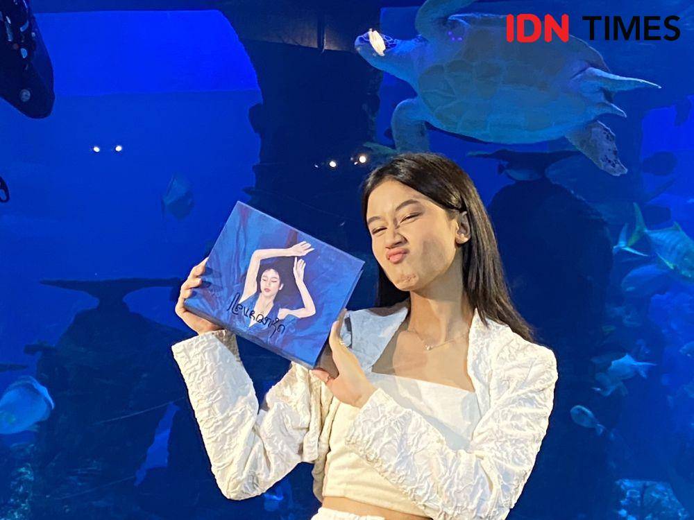 Kesya Levronka di perilisan album perdananya (dok. IDN Times/Stephanie Risyana)
