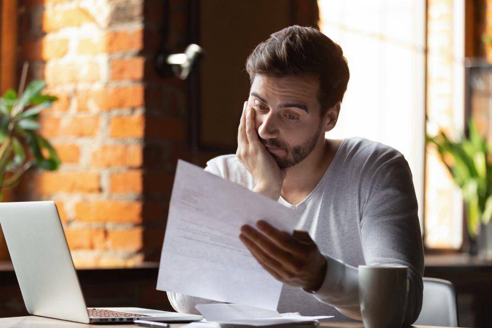 Ilustasi mencatat pengeluaran (Shutterstock/fizkes)
