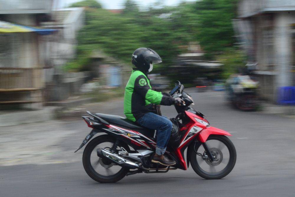 Ilustrasi pengguna motor bebek (Shutterstock/Mirza Rivaldo)