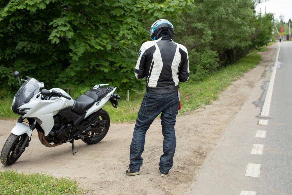 Ilustrasi pengguna motor sport (Shutterstock/Oleg Kopyov)