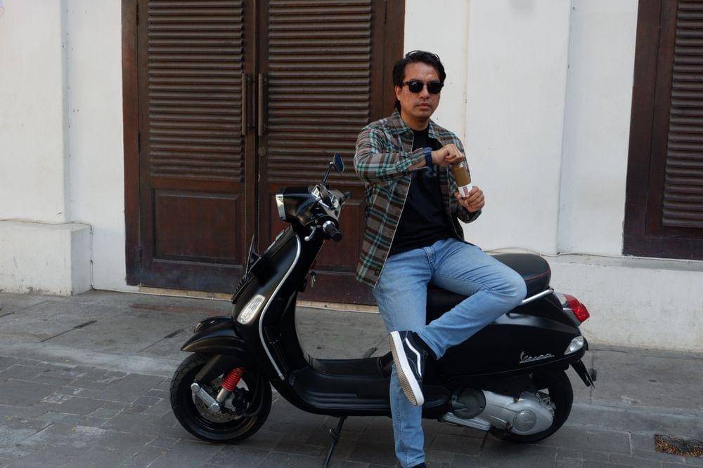 Ilustrasi pengguna motor vespa (Shutterstock/Panji Dwi Risantoro)