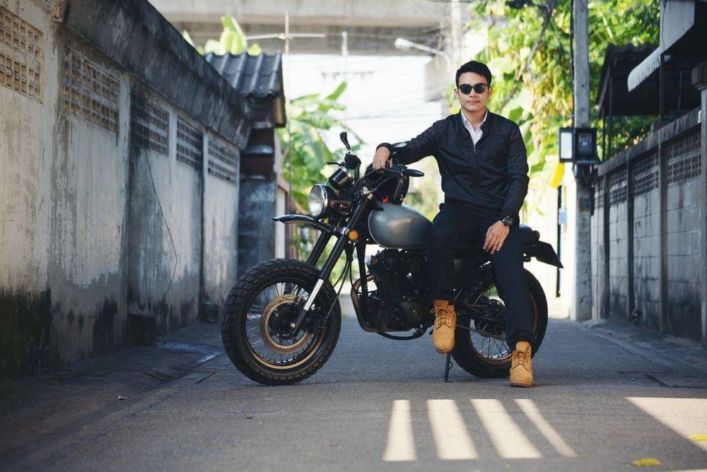 Ilustrasi pengguna motor touring (Shutterstock/afotostock)