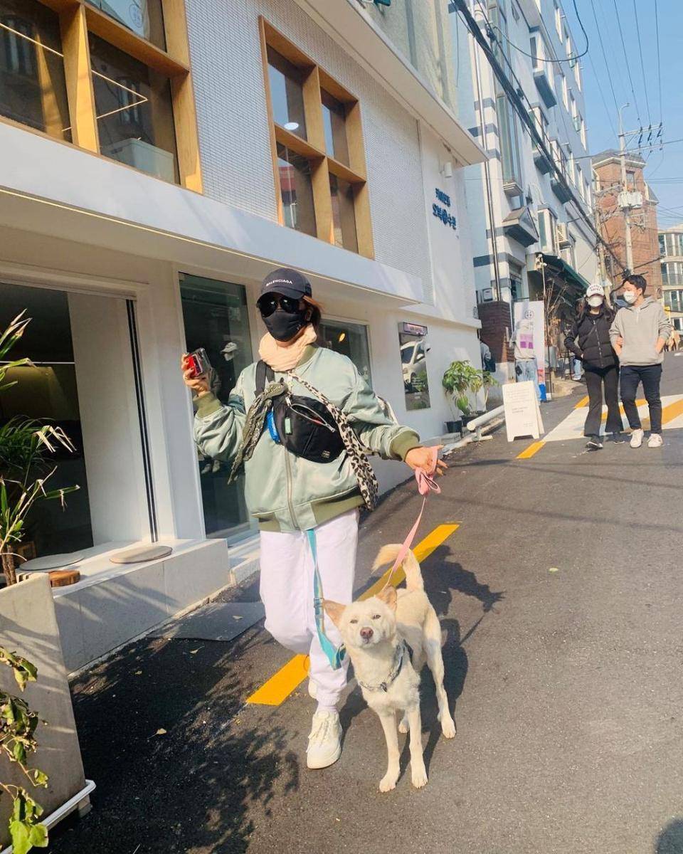 OOTD kasual ala Uhm Jung Hwa (instagram.com/umaizing)