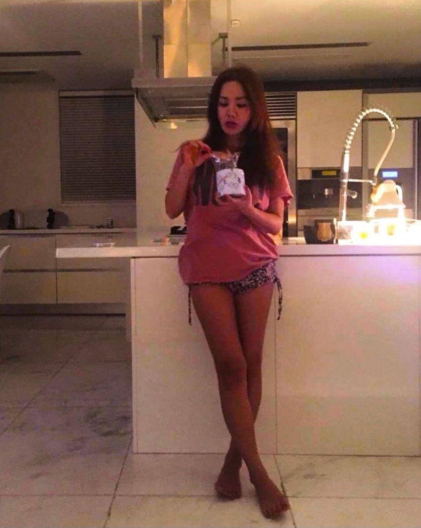 OOTD kasual ala Uhm Jung Hwa (instagram.com/umaizing)