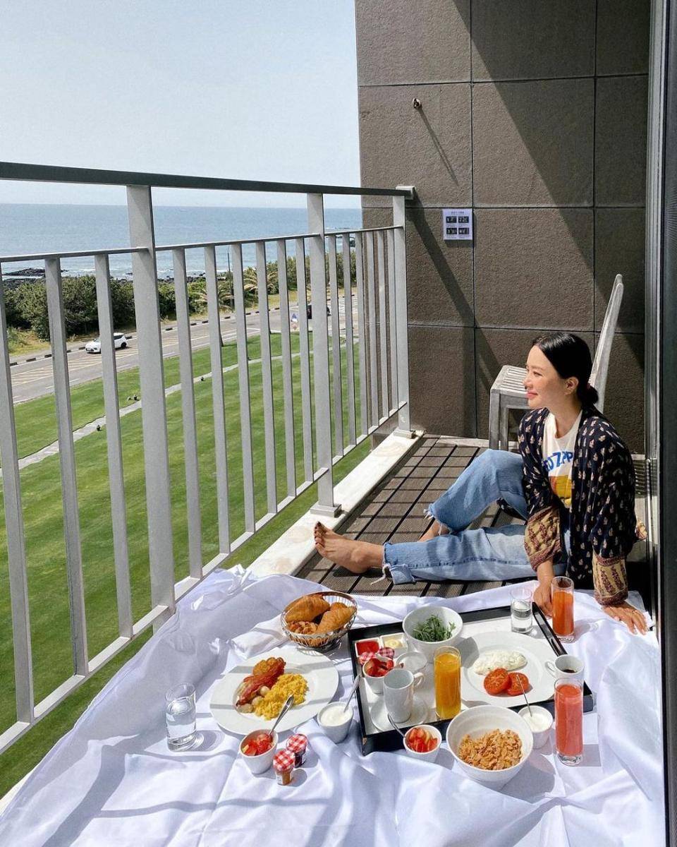 OOTD kasual ala Uhm Jung Hwa (instagram.com/umaizing)