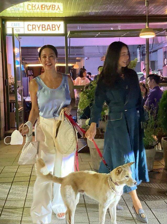 OOTD kasual ala Uhm Jung Hwa (instagram.com/umaizing)