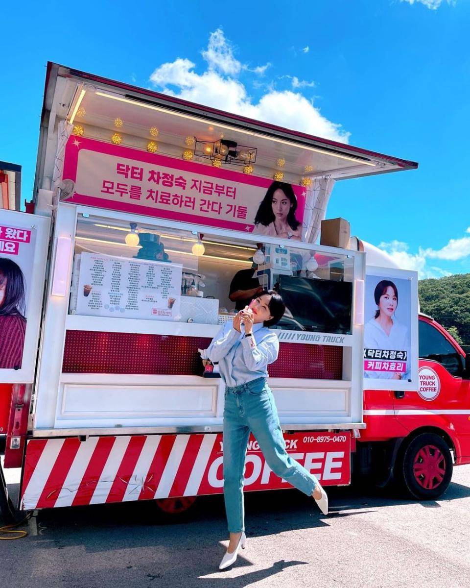 OOTD kasual ala Uhm Jung Hwa (instagram.com/umaizing)