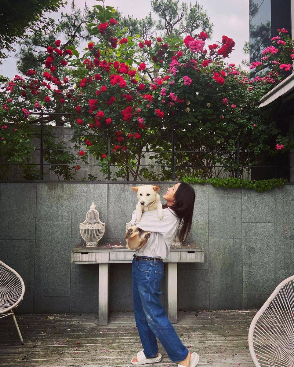 OOTD kasual ala Uhm Jung Hwa (instagram.com/umaizing)