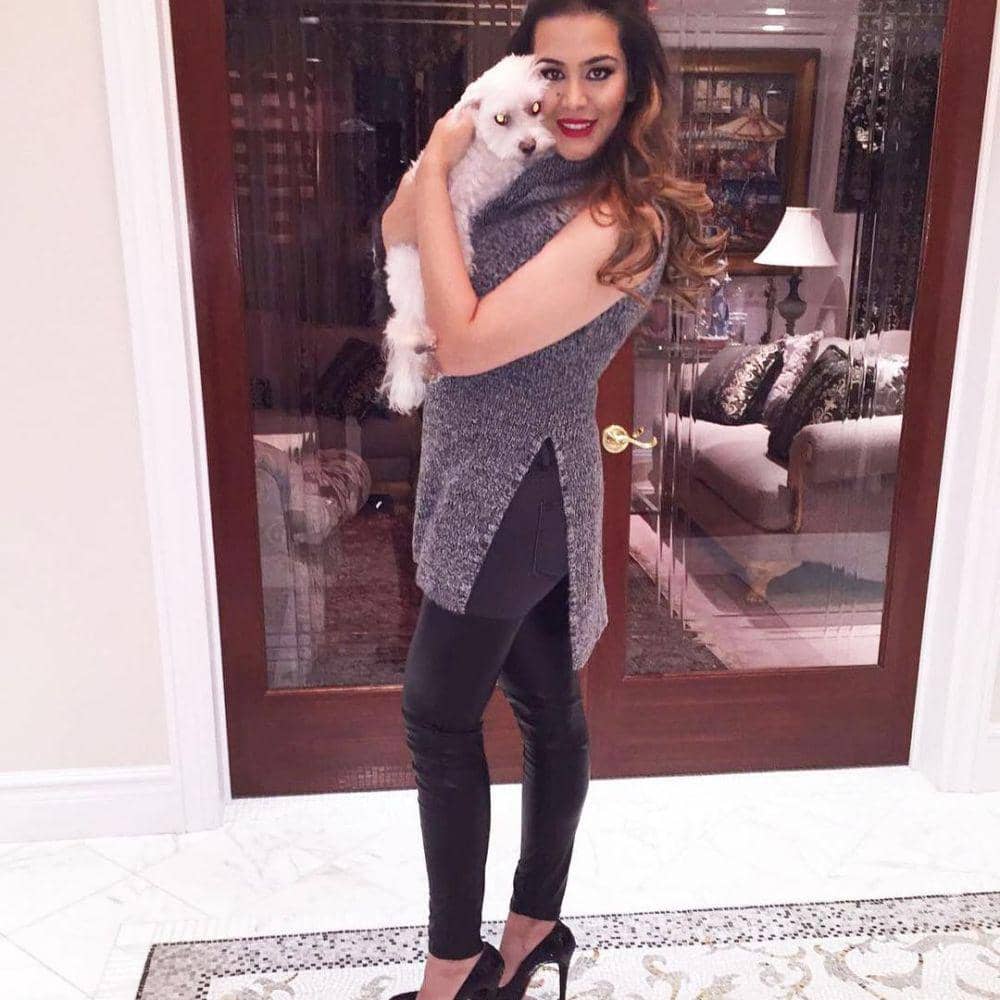 Trishala Dutt dan anjingnya (instagram.com/trishaladutt)