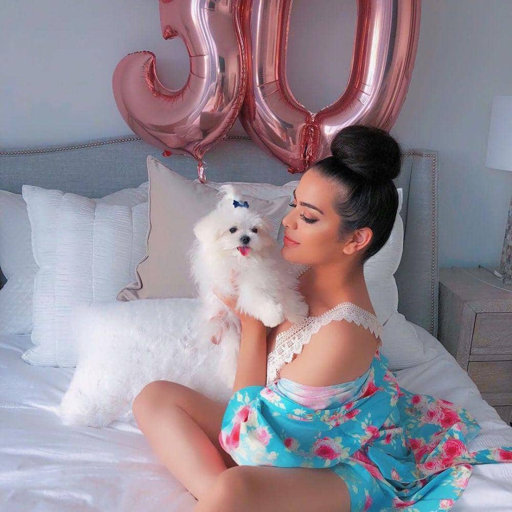 Trishala Dutt dan anjingnya (instagram.com/trishaladutt)