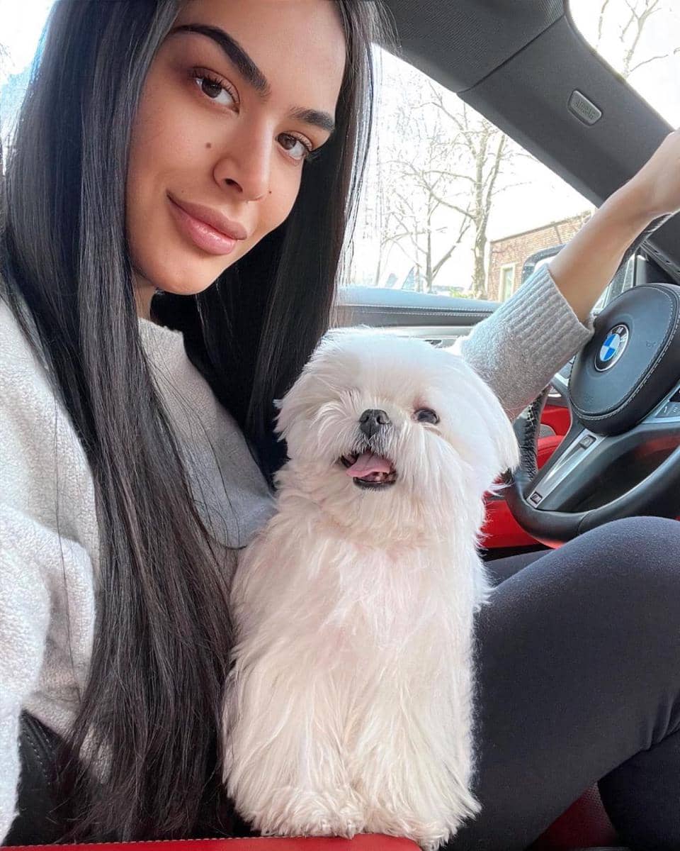 Trishala Dutt dan anjingnya (instagram.com/trishaladutt)