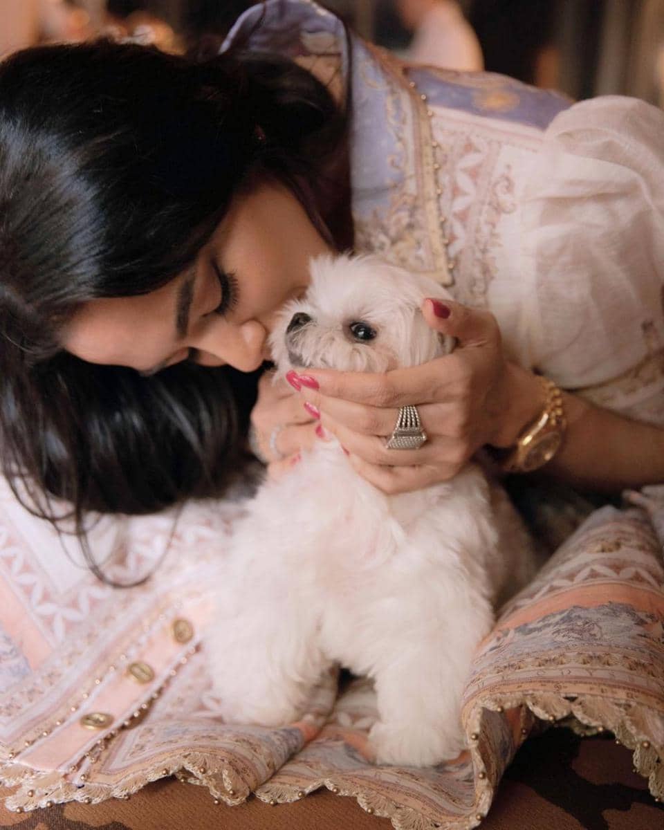 Trishala Dutt dan anjingnya (instagram.com/trishaladutt)