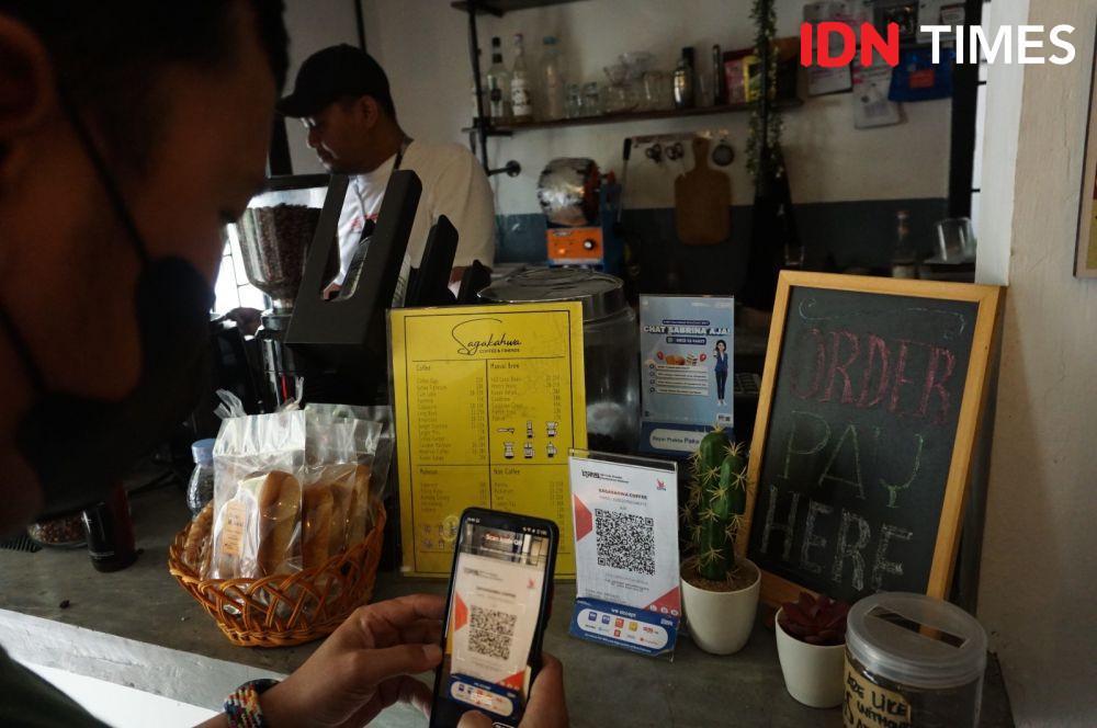 Konsumen Sagakahwa Coffee melakukan pembayaran dengan QRIS (IDN Times/Doni Hermawan)