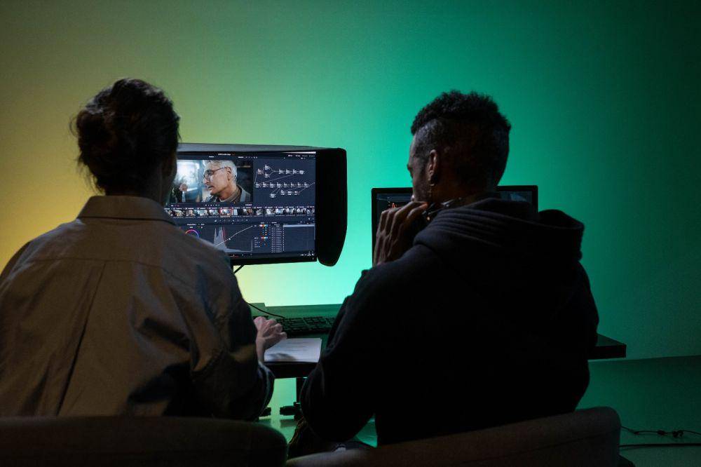 ilustrasi video editor (pexels.com/Ron Lach)