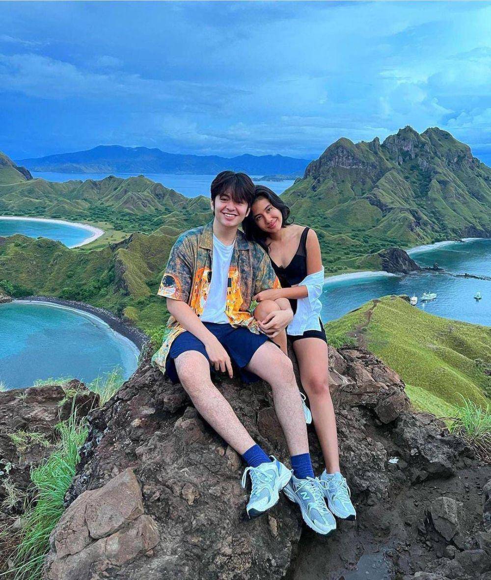 Potret Angga-Shenina di pulau (instagram.com/bazaarindonesia)