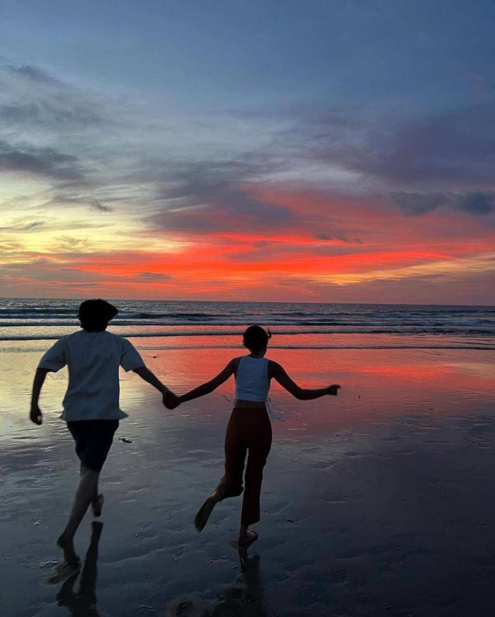 Potret Angga-Shenina di pantai (instagram.com/shenacinnamon)