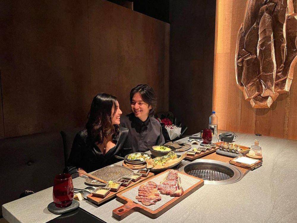Potret Angga-Shenina saat dinner (instagram.com/shenacinnamon)