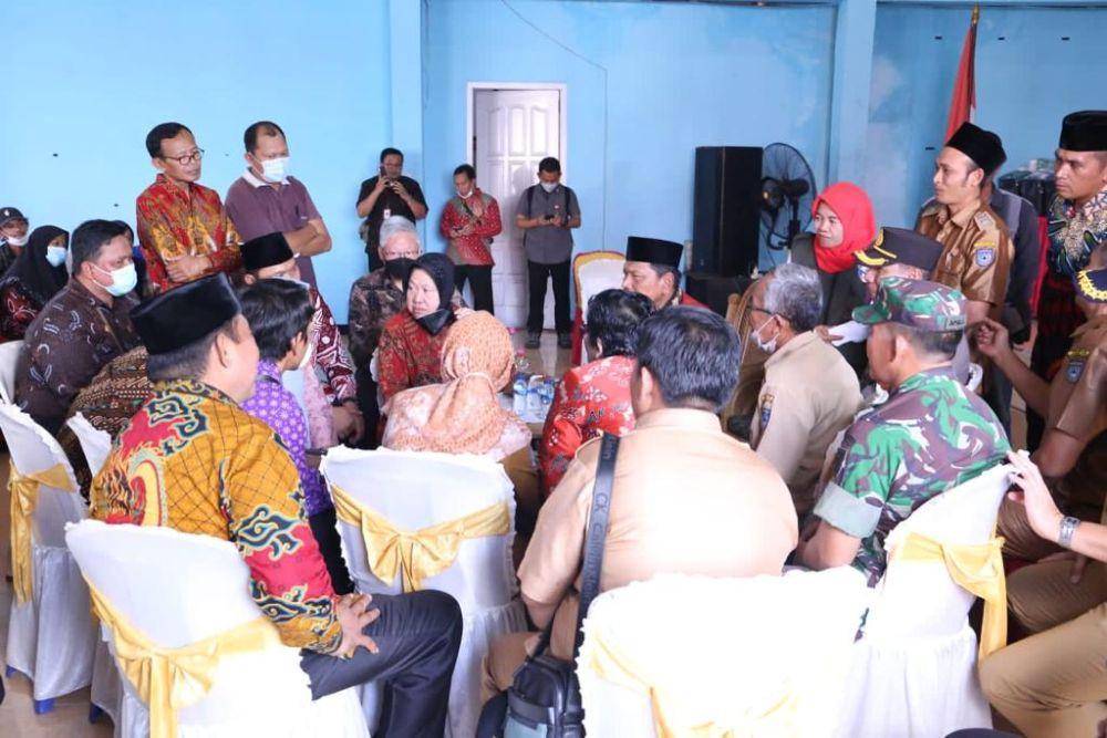 Menteri Sosial Tri Rismaharini bertemu dengan 35 korban rudapaksa seorang guru honorer di Kabupaten Bengkulu Utara, Provinsi Bengkulu (09/05/2023). (dok. Kemensos)