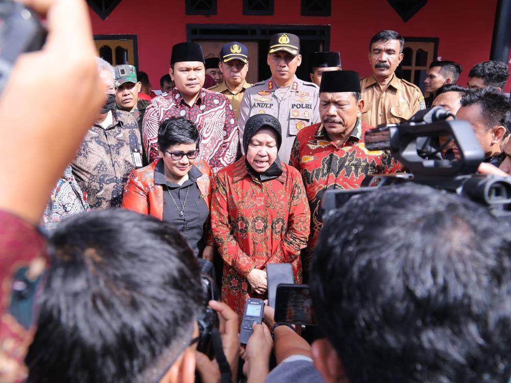 Menteri Sosial Tri Rismaharini bertemu dengan 35 korban rudapaksa seorang guru honorer di Kabupaten Bengkulu Utara, Provinsi Bengkulu (09/05/2023). (dok. Kemensos)