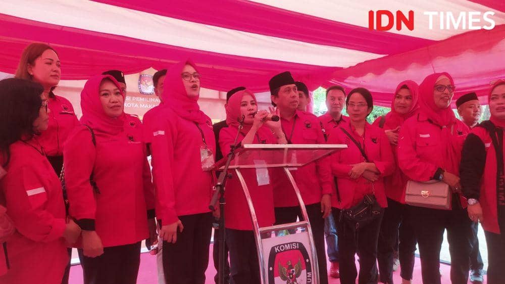 Pengurus DPC PDIP Makassar saat mengajukan daftar bakal calon legislatif di Kantor KPU Kota, Kamis (11/5/2023). (IDN Times/Ashrawi Muin)