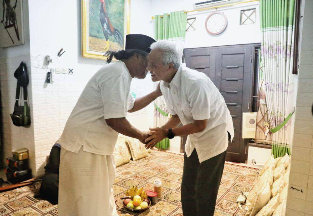 Ganjar Pranowo sowan ke kediaman Gus Muwafiq di Sleman, Kamis (11/5/2023). (Dok. Pemprov Jateng)