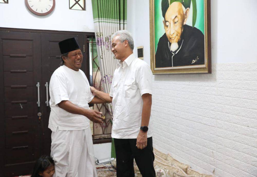 Ganjar Pranowo sowan ke kediaman Gus Muwafiq di Sleman, Kamis (11/5/2023). (Dok. Pemprov Jateng)