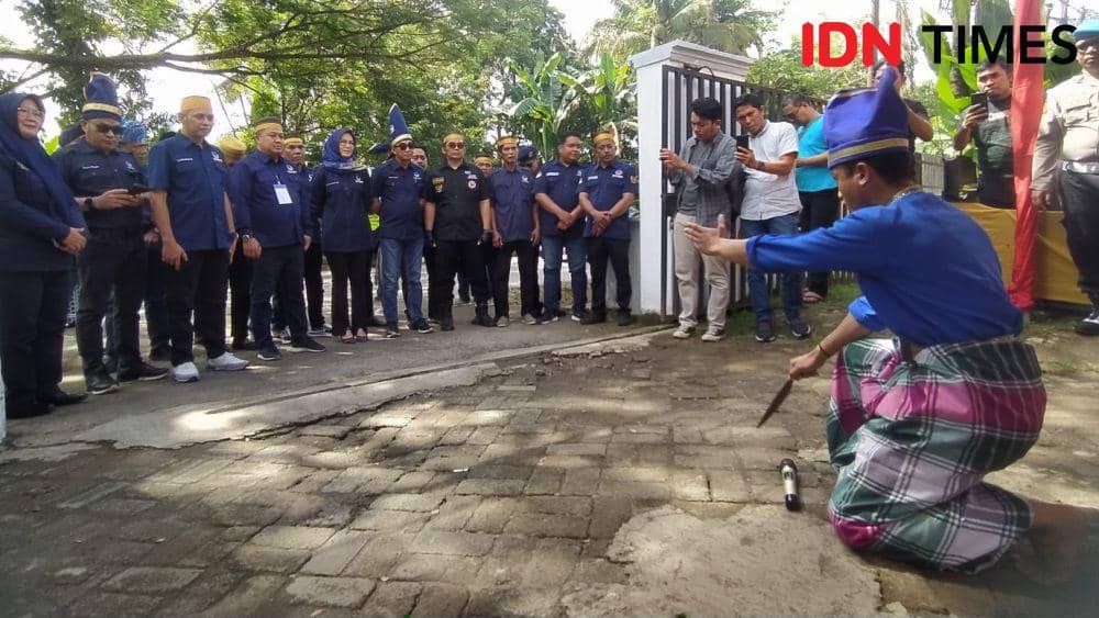 Ketua DPD Partai NasDem Makassar mengajukan daftar bakal calon legislatif ke KPU Makassar, Kamis (11/5/2023). (IDN Times/Ashrawi Muin)