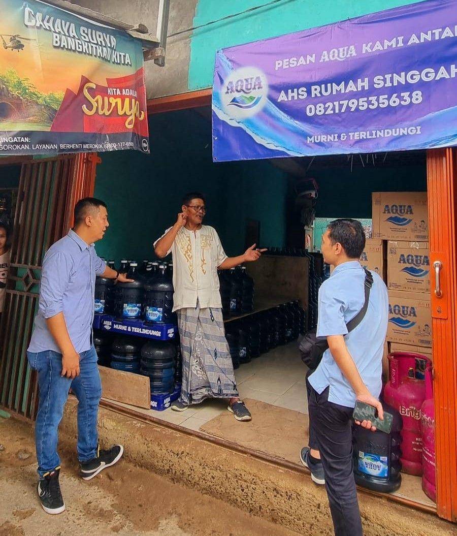 Sukirman kini fokus berjualan AQUA di bawah payung AQUA Home Service (AHS) di kawasan Pelabuhan Panjang, Bandar Lampung. (Dok. AQUA).