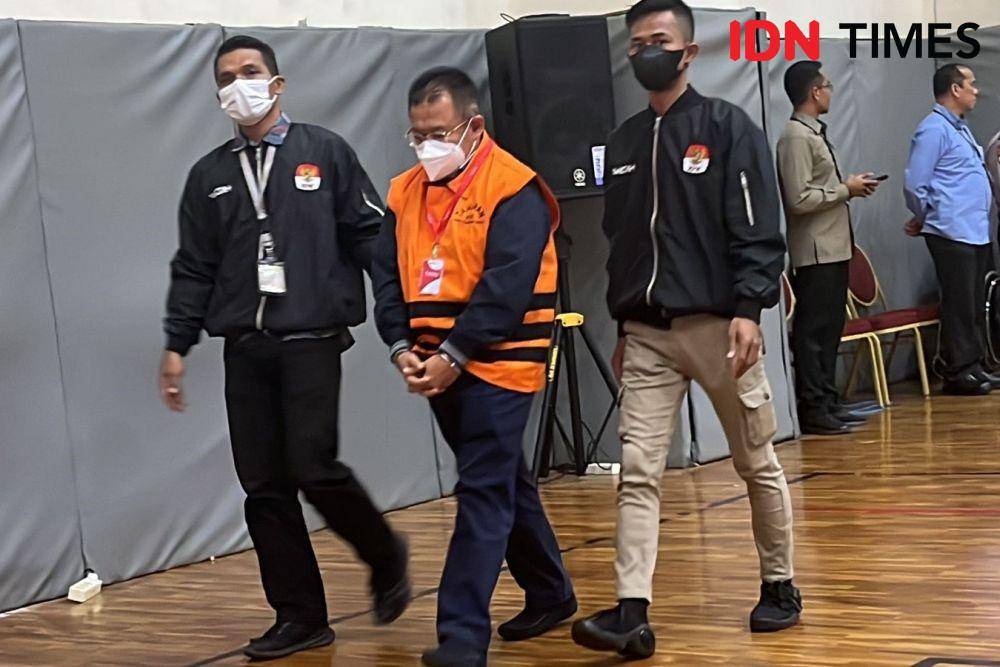 Eks Direktur Keuangan PT Amarta Karya Trisna Sutisna ditahan KPK (IDN Times/Aryodamar)